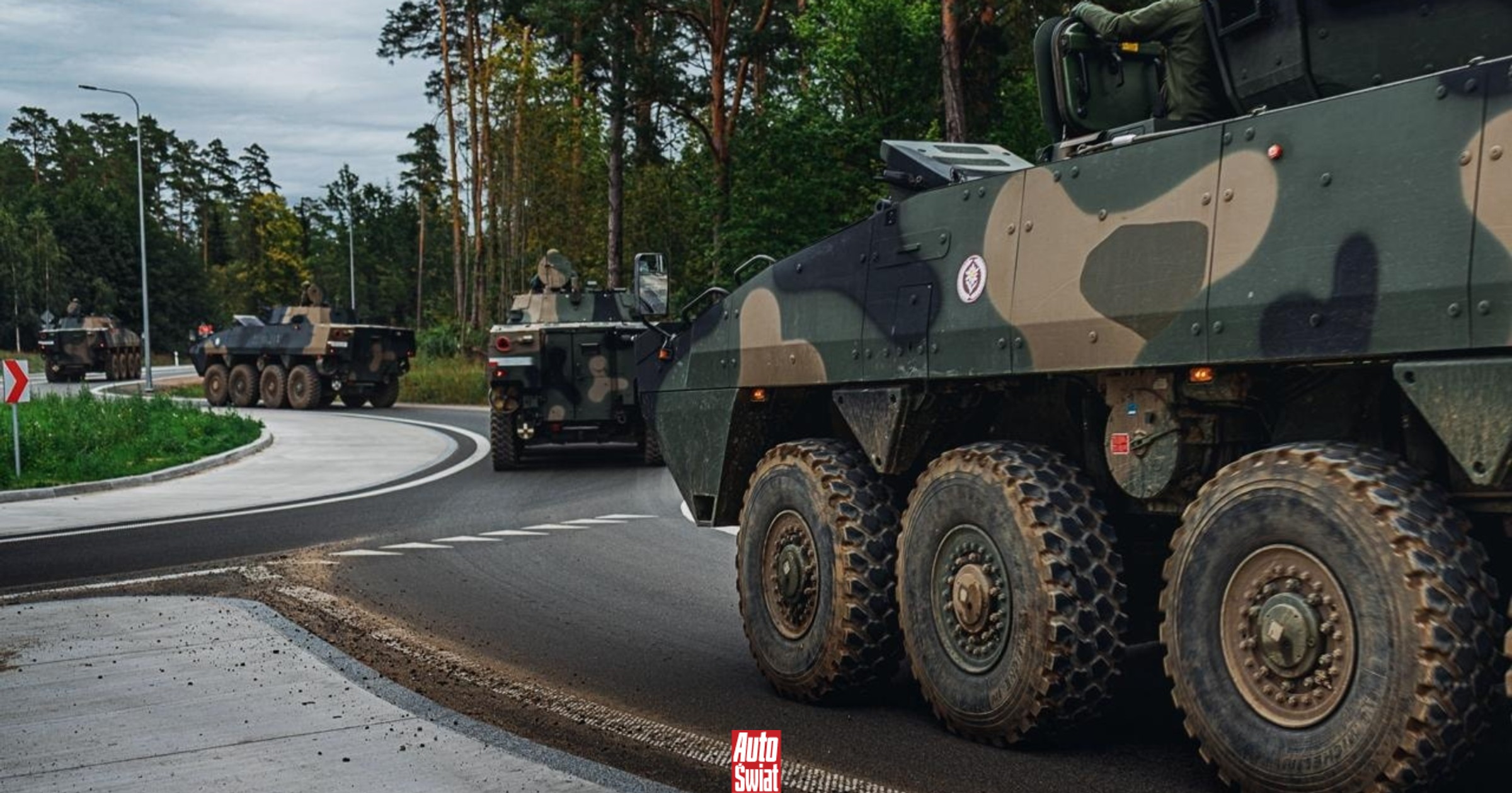 Kolumna wojskowa na drodze. Nawet doświadczeni kierowcy mogą nie wiedzieć, jak się zachować