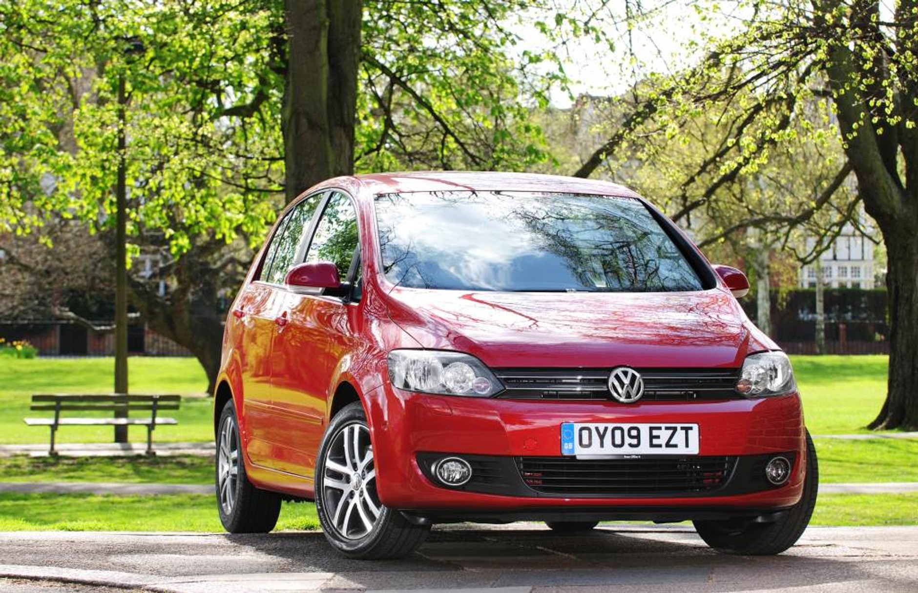 Volkswagen Golf Plus: miał być autem rodzinnym, ale w wielu krajach wybierają go chętnie emeryci. Wsiada się do niego wygodniej niż do zwykłego Golfa.