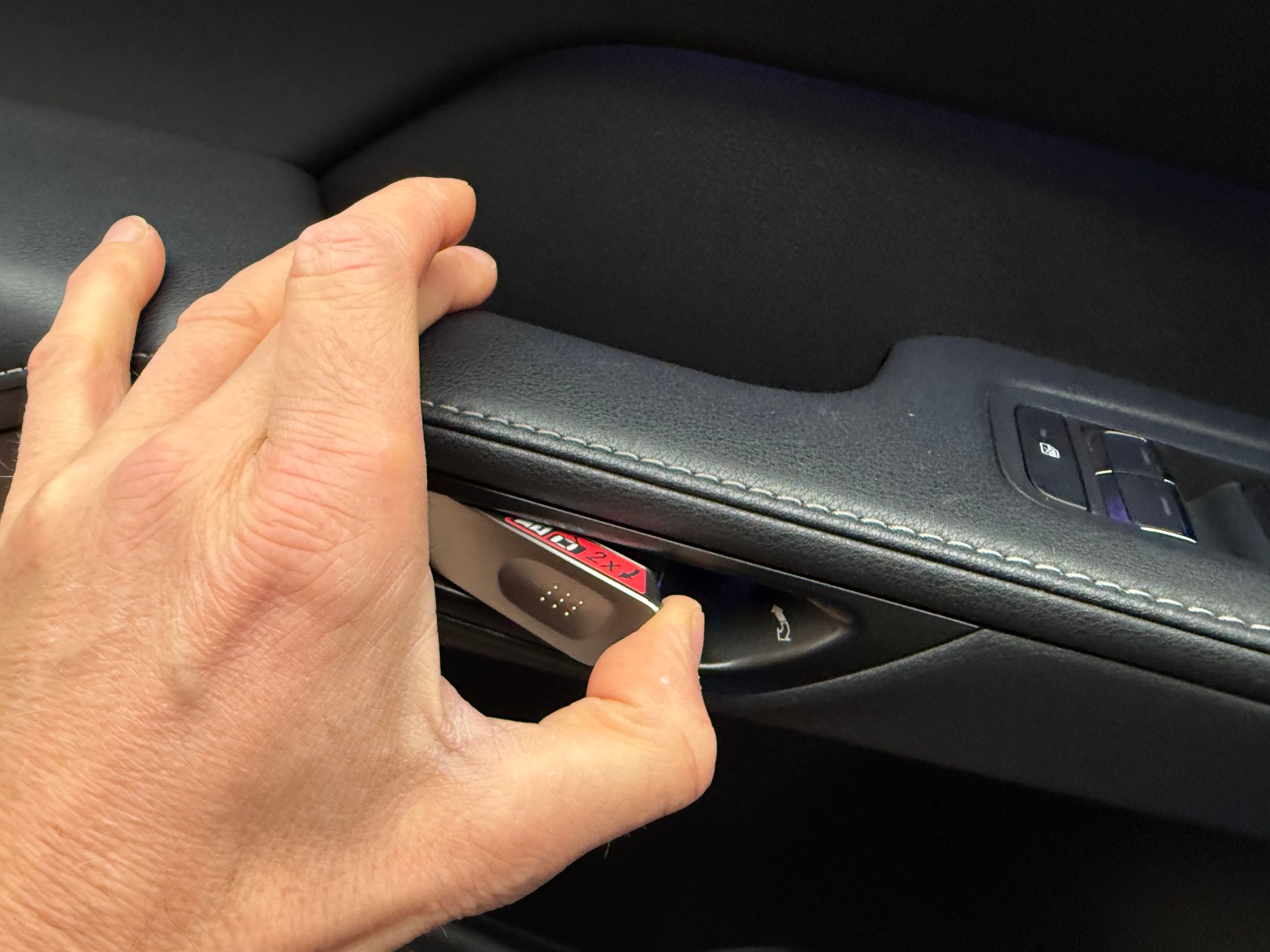 Klamka w Lexusie RX – jednocześnie jest przyciskiem i cięgłem awaryjnym