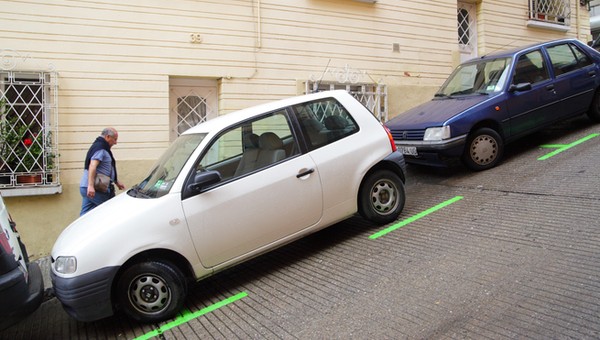 Odwieczny dylemat kierowców. Podwójne zabezpieczenie przy parkowaniu nie zawsze działa