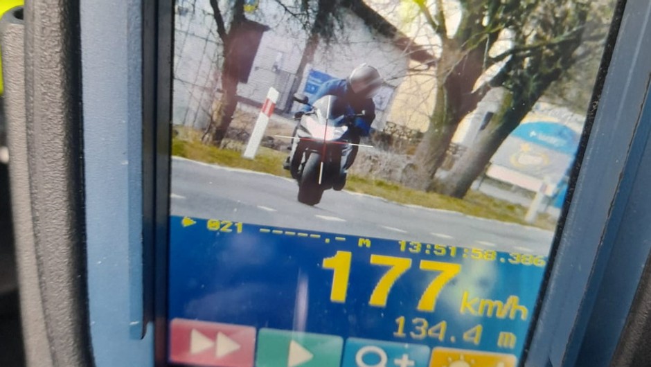 Szokujące przekroczenie prędkości na motocyklu