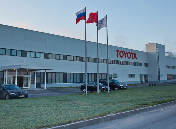 Toyota także odwraca się od Rosji. Wstrzymuje sprzedaż i produkcję w tym kraju