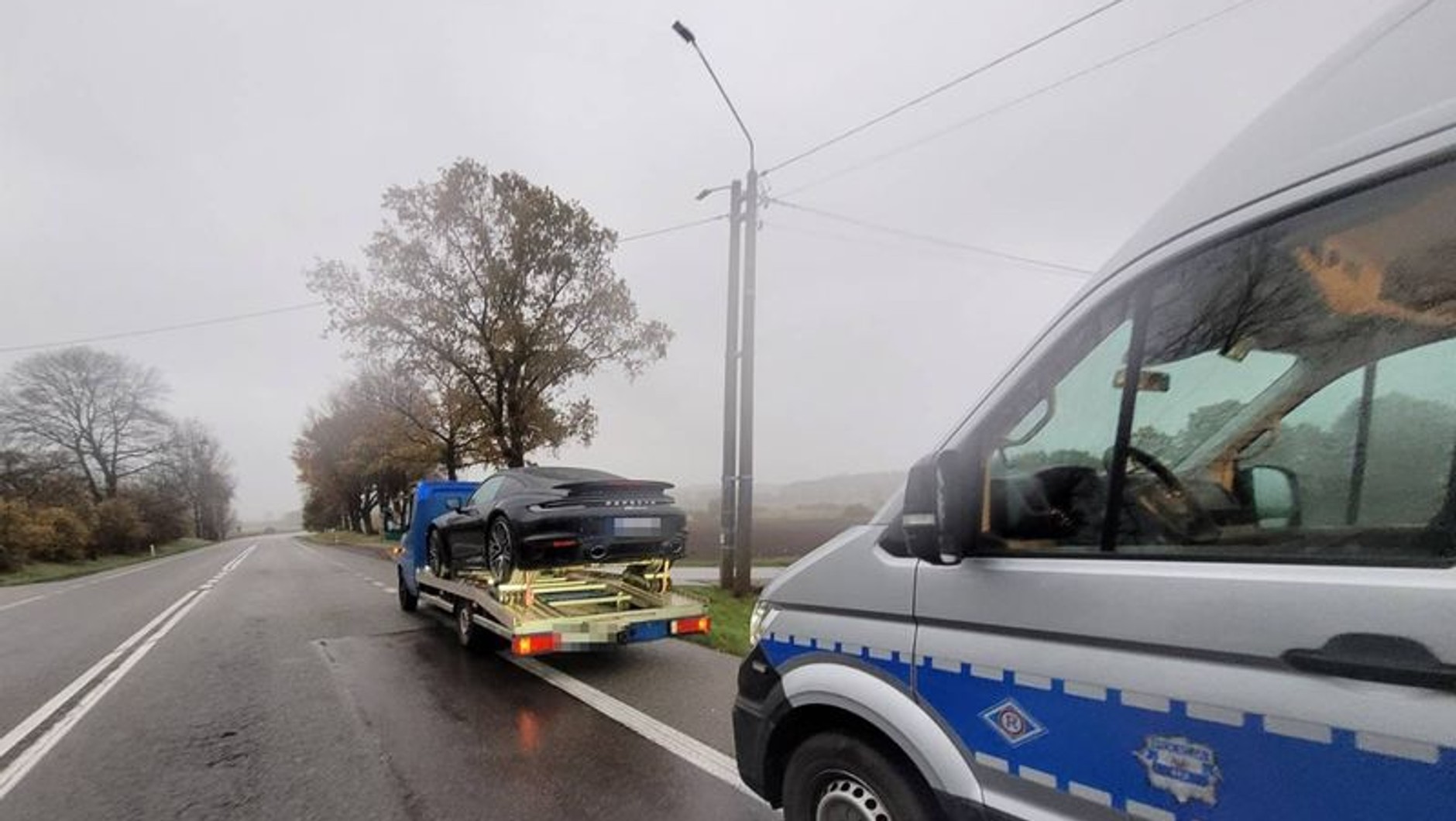 Porsche, które 25-latek przewoził na starej lawecie, było kradzione. Wkrótce auto może wrócić do właściciela z Niemiec