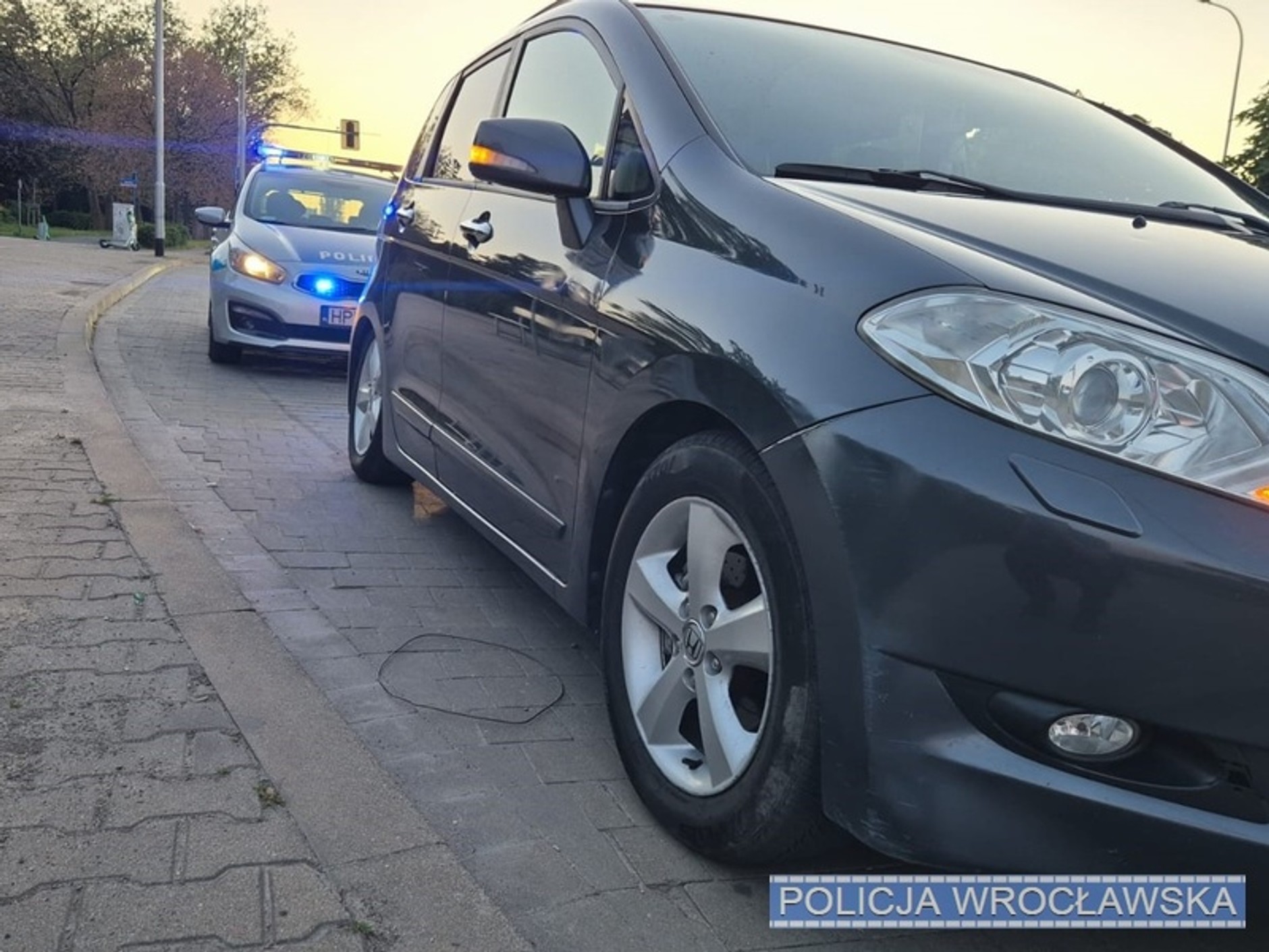 W Hondzie aż uginały się koła, ale prawdziwe "przeboje" zaczęły się, kiedy kierowca pokazał prawo jazdy