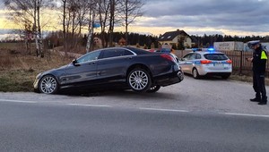 Kierowca Mercedesa wpadł do rowu i uciekł. Myślał, że zdąży wytrzeźwieć