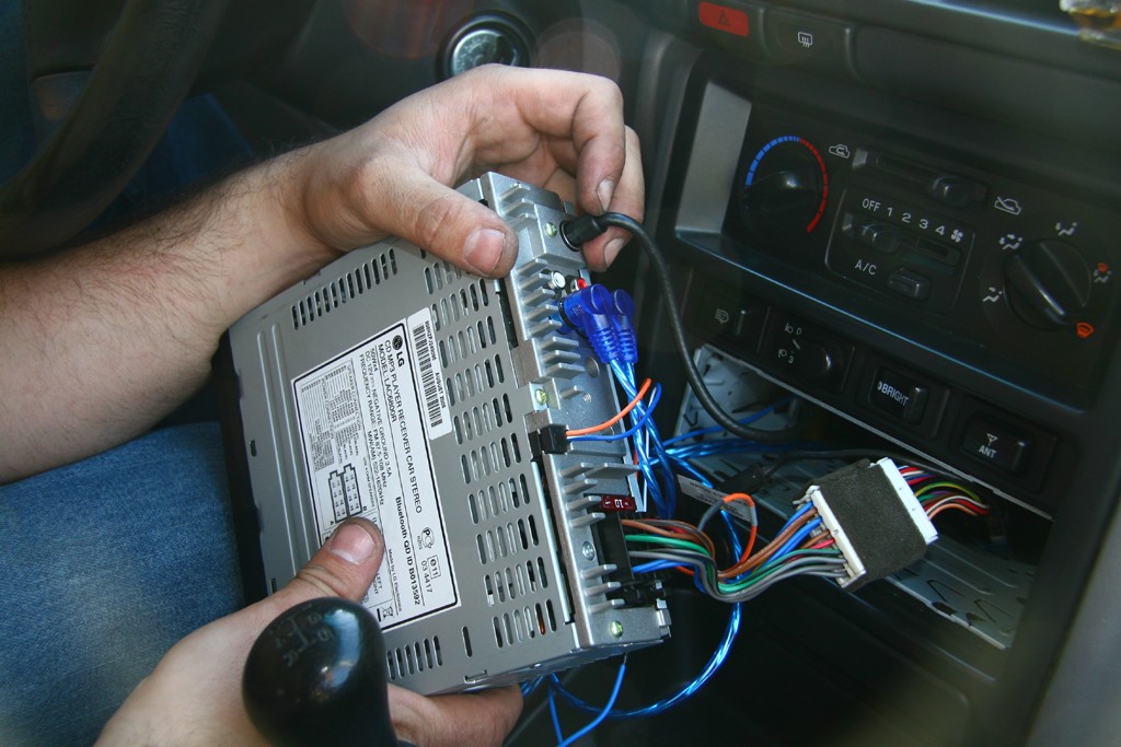 Montaż subwoofera: Czyli - Tanie basy spod fotela