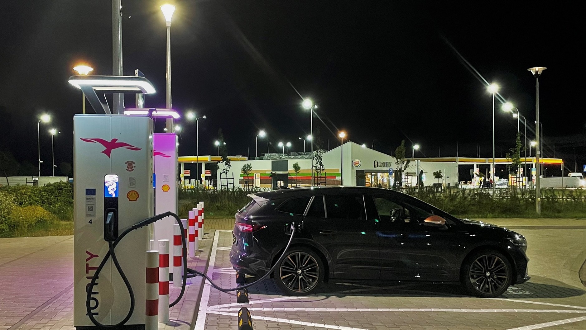 Ostatnie, nocne już ładowanie Enyaqa za Strykowem
