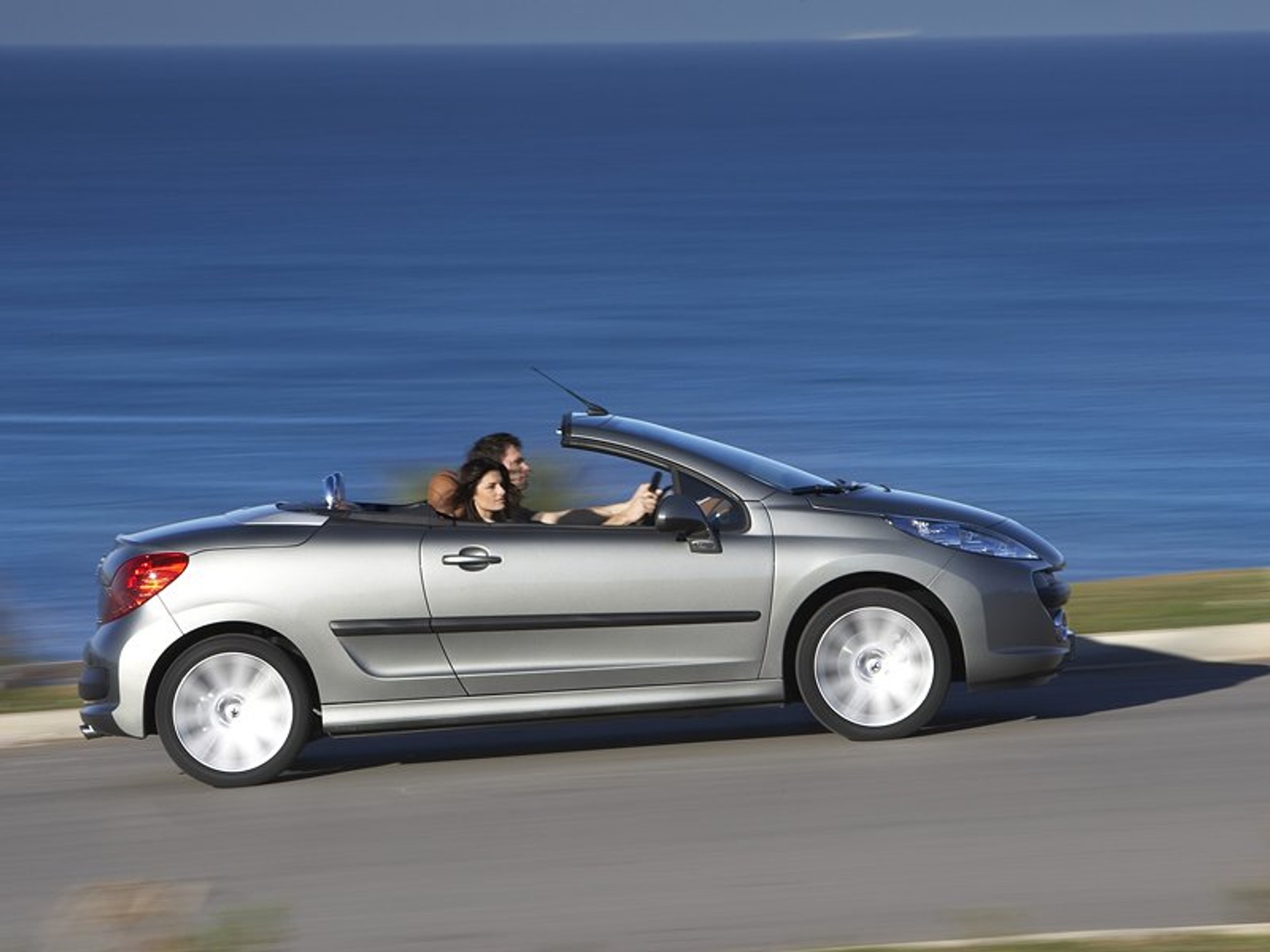 Peugeot w Genewie: niebo nad głowami w nowym 207 CC