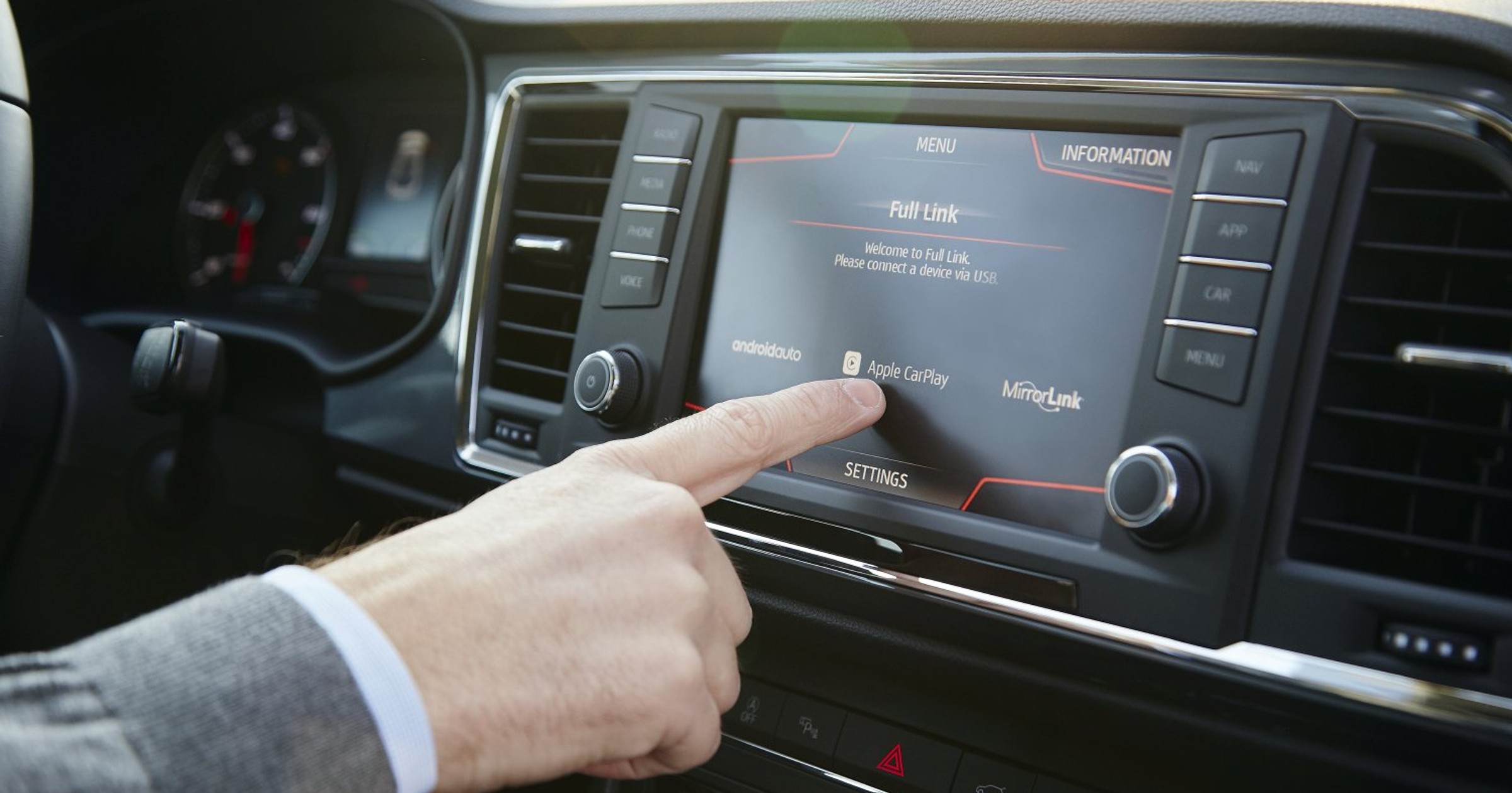 Seat. Funkcje integracji ze smartfonem w radiu multimedialnym