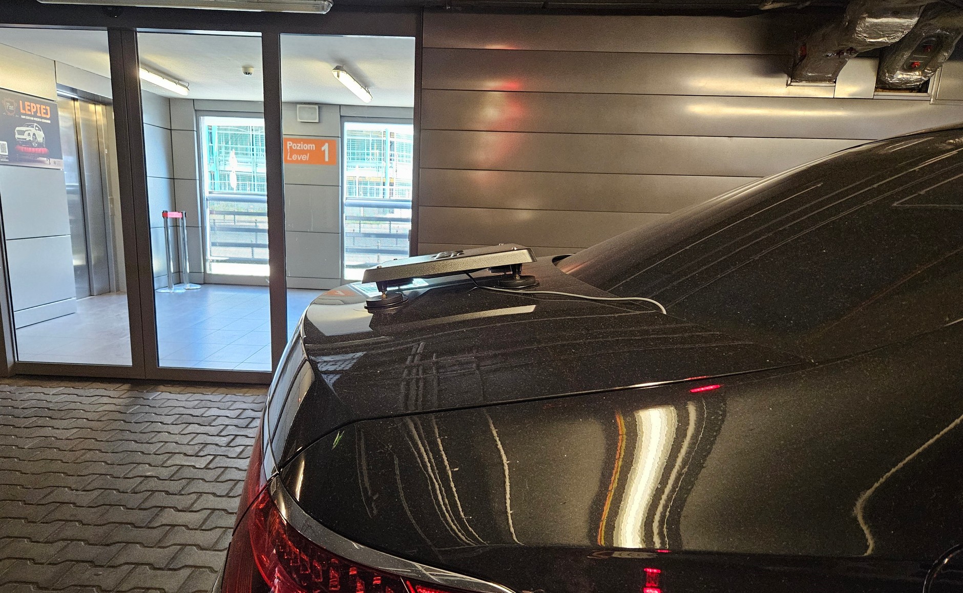 Adaptis — adapter zamontowany na bagażniku mercedesa z Ukrainy