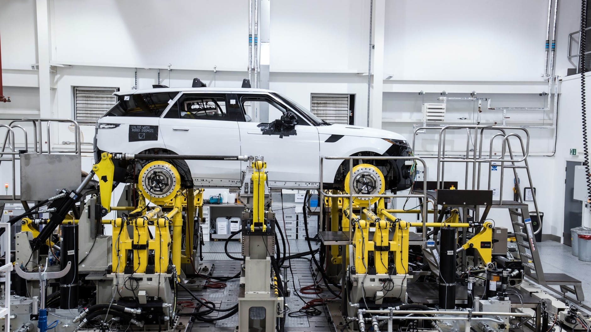 Testy zawieszenia na widocznej na zdjęciu maszynerii pozwalają w krótkim czasie poddać resorowanie takiemu stresowi, jak w trakcie wieloletniej eksploatacji, również na bardzo wymagających nawierzchniach.