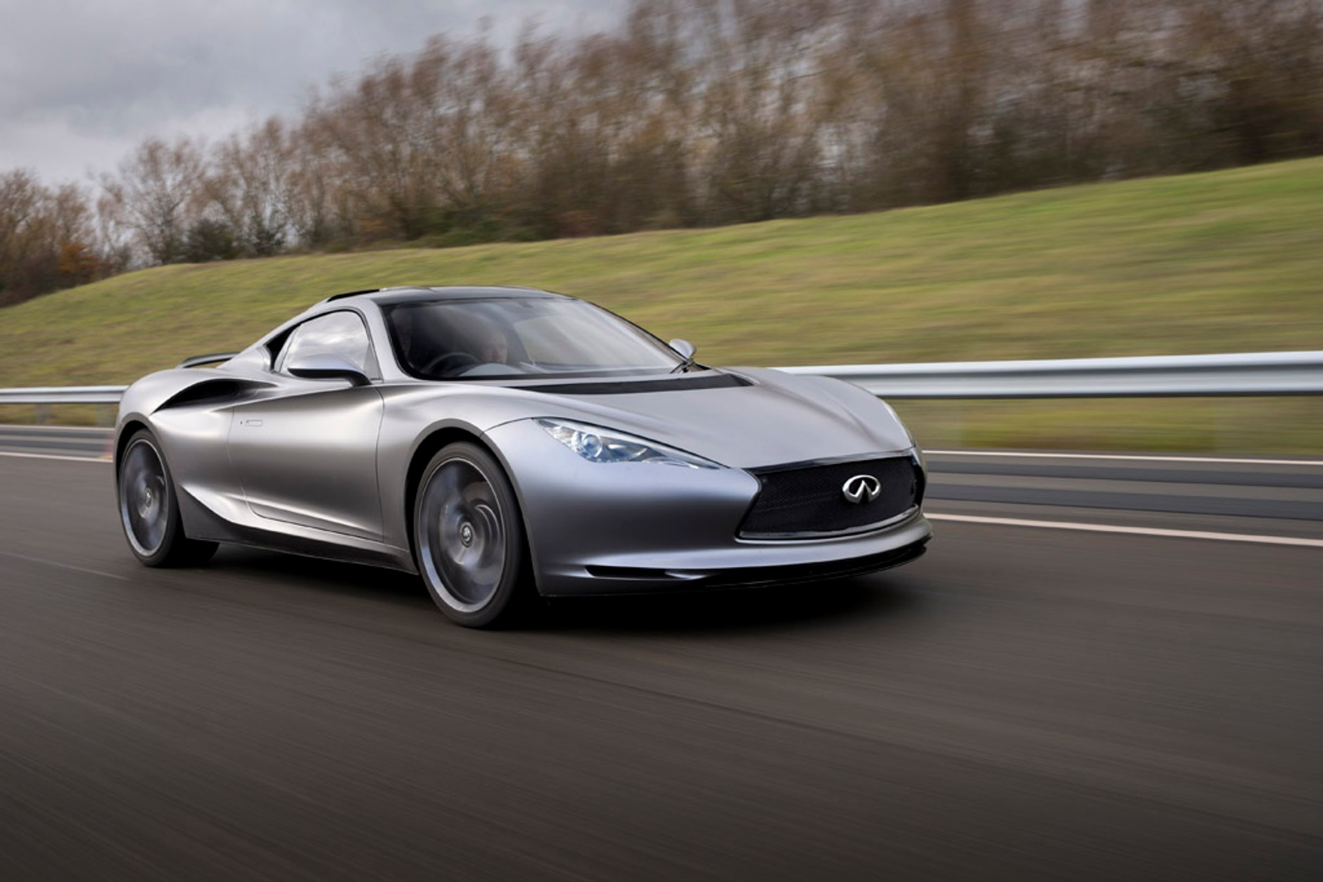 Infiniti Emerg-e: samochód mknący w milczeniu