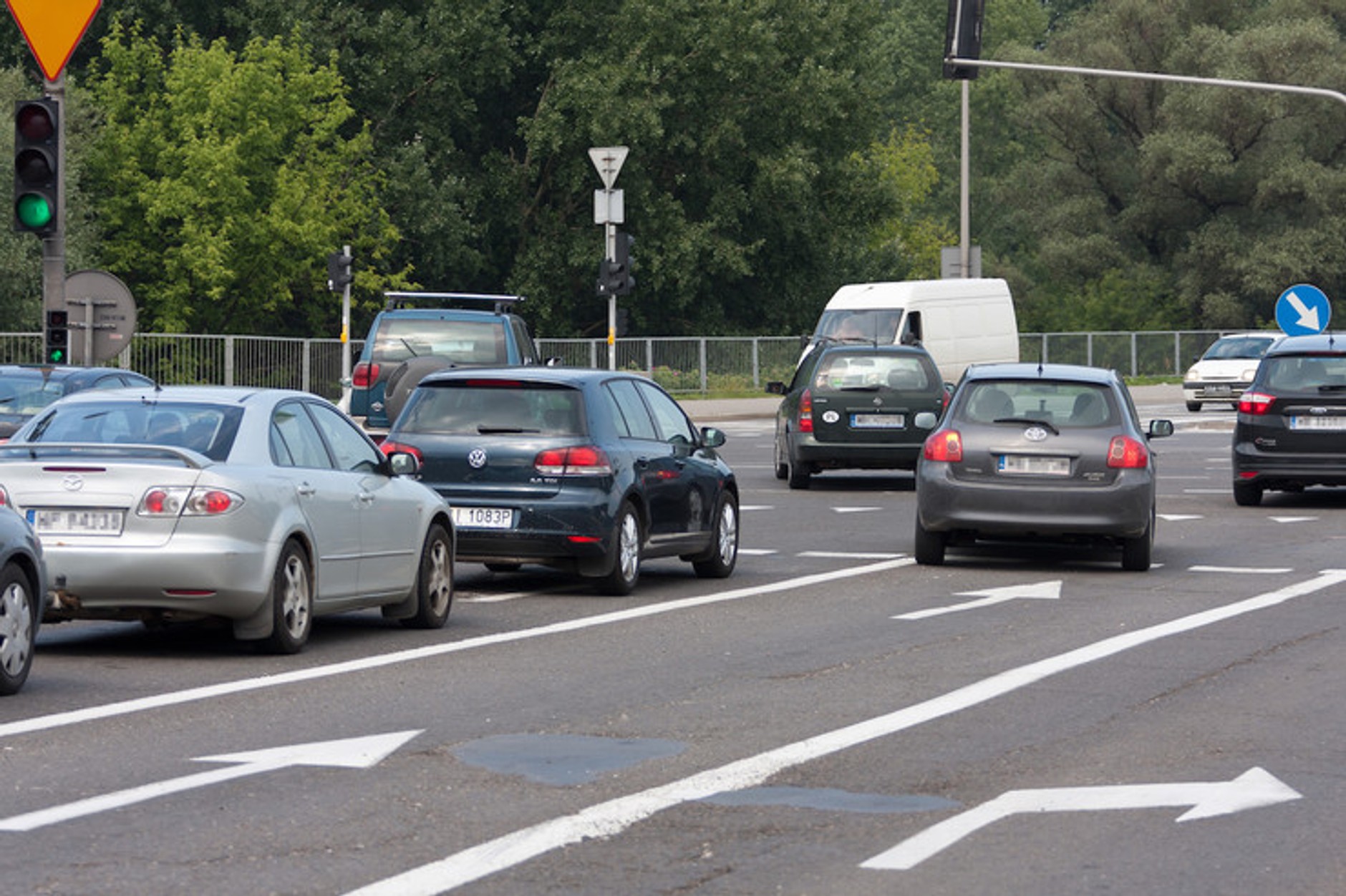 Jazda na cwaniaka, czyli skręcanie z pasa do jazdy na wprost