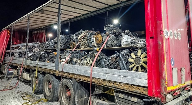 Strażnicy dokładnie sprawdzili ładunek ciężarówki. Nie wszystkie części były legalne