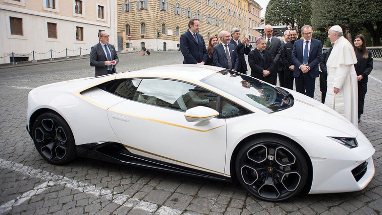 Papież sprzedał swoje Lamborghini za 3 miliony złotych