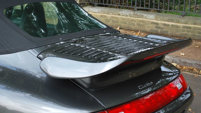1995 Porsche 993 Turbo Cabriolet wyróżniał się m.in. znacznie powiększonym spojlerem