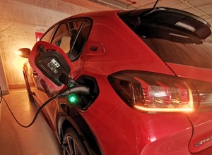 Ładowarka powstanie. Kierowca elektryka wygrał w sądzie ze wspólnotą mieszkaniową