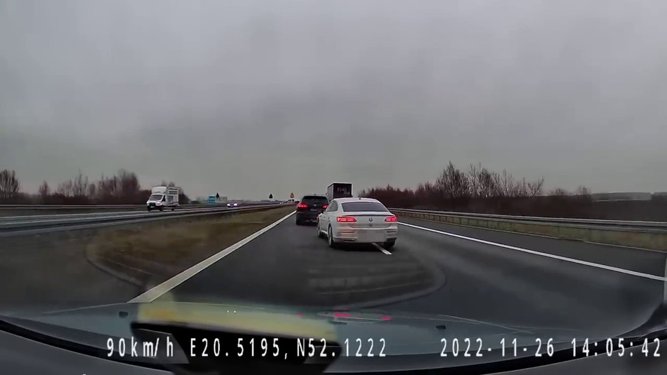 Nie spodobał mu się ten manewr. Drogowy "bandyta" na A2