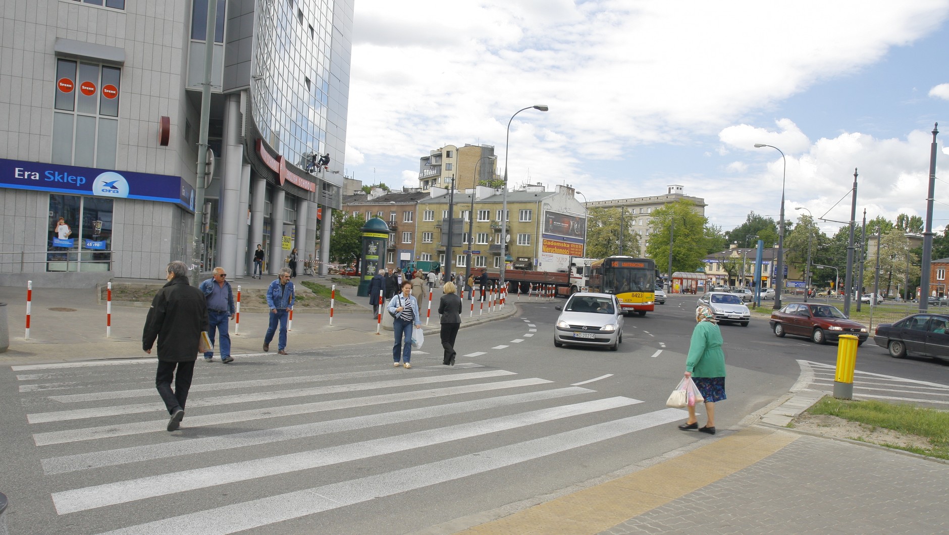 Przejście dla pieszych na ruchliwym skrzyżowaniu