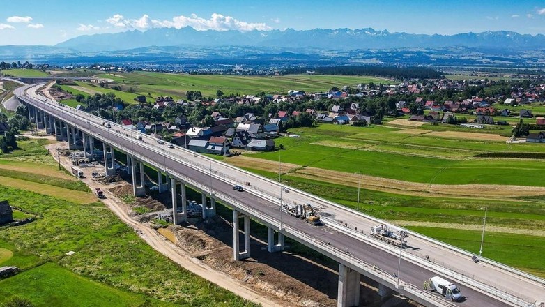 Drogowcy położyli już ostatnią, trzecią warstwę asfaltu na 14,4 km budowanej trasy Rdzawka – Nowy Targ