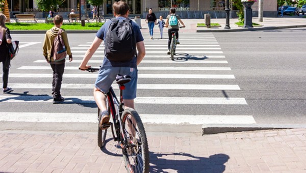 Czy przed pasami trzeba zsiąść z roweru?