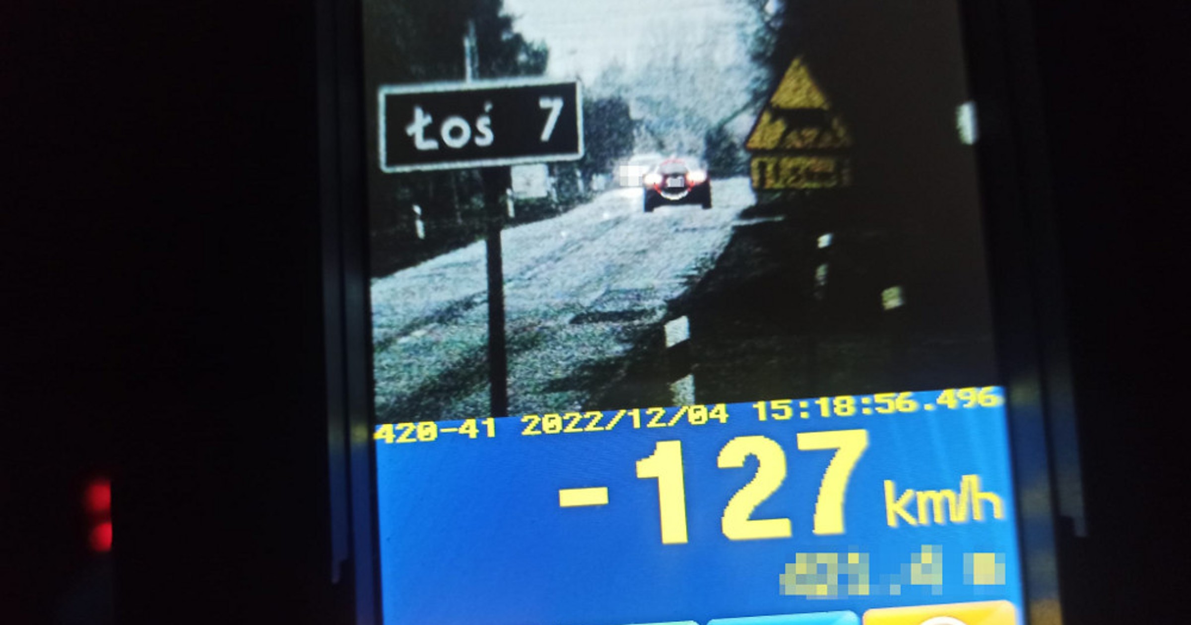 Spieszył się na mecz. Tak bardzo, że nie zauważył oznakowanego radiowozu
