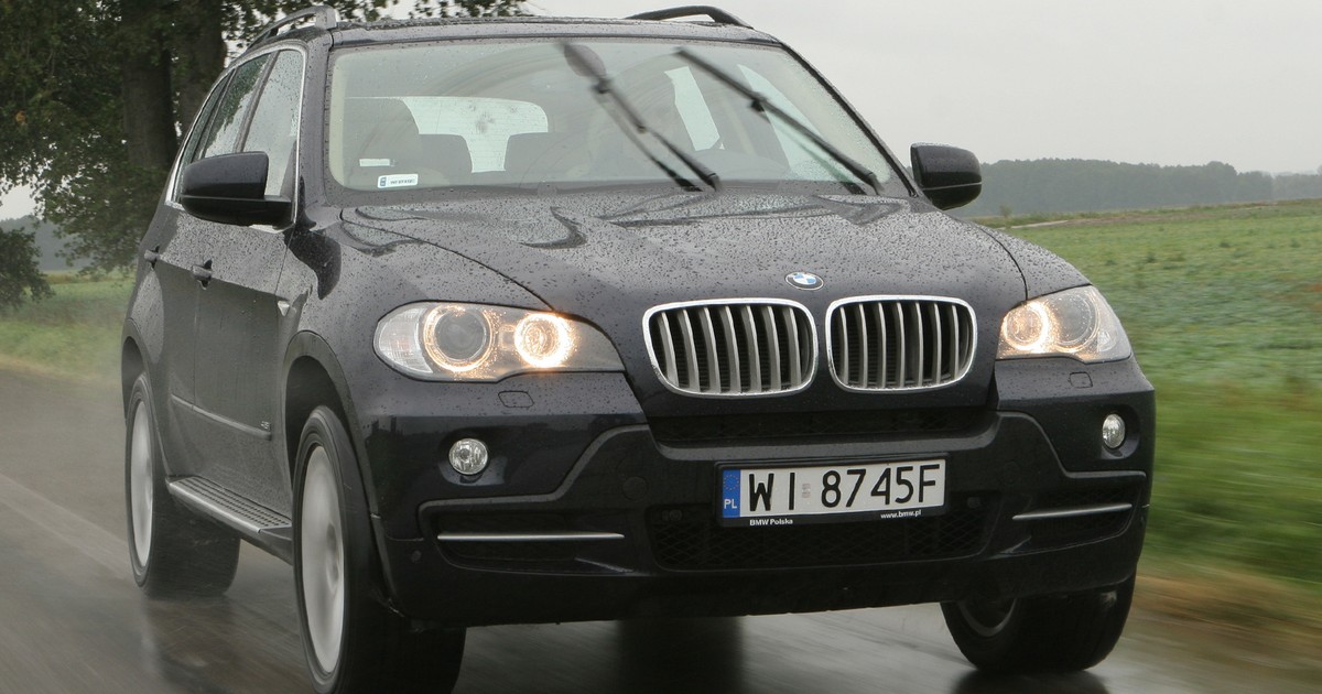 BMW X5 mimo dużej masy i gabarytów świetnie daje sobie radę na drogach i to bez względu na warunki atmosferyczne.