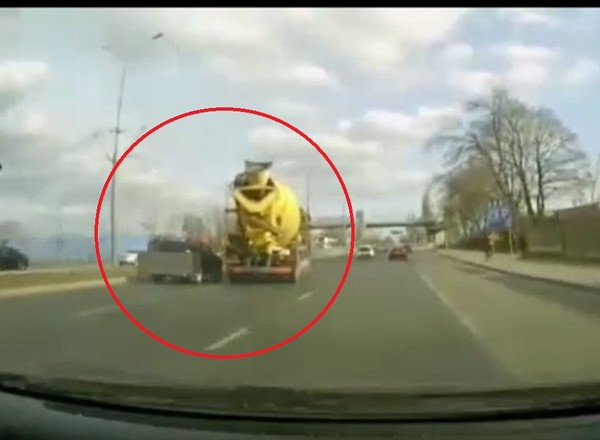 "Szeryf" w betoniarce kontra kierowca Dacii. Drogowy pojedynek zakończy się w sądzie