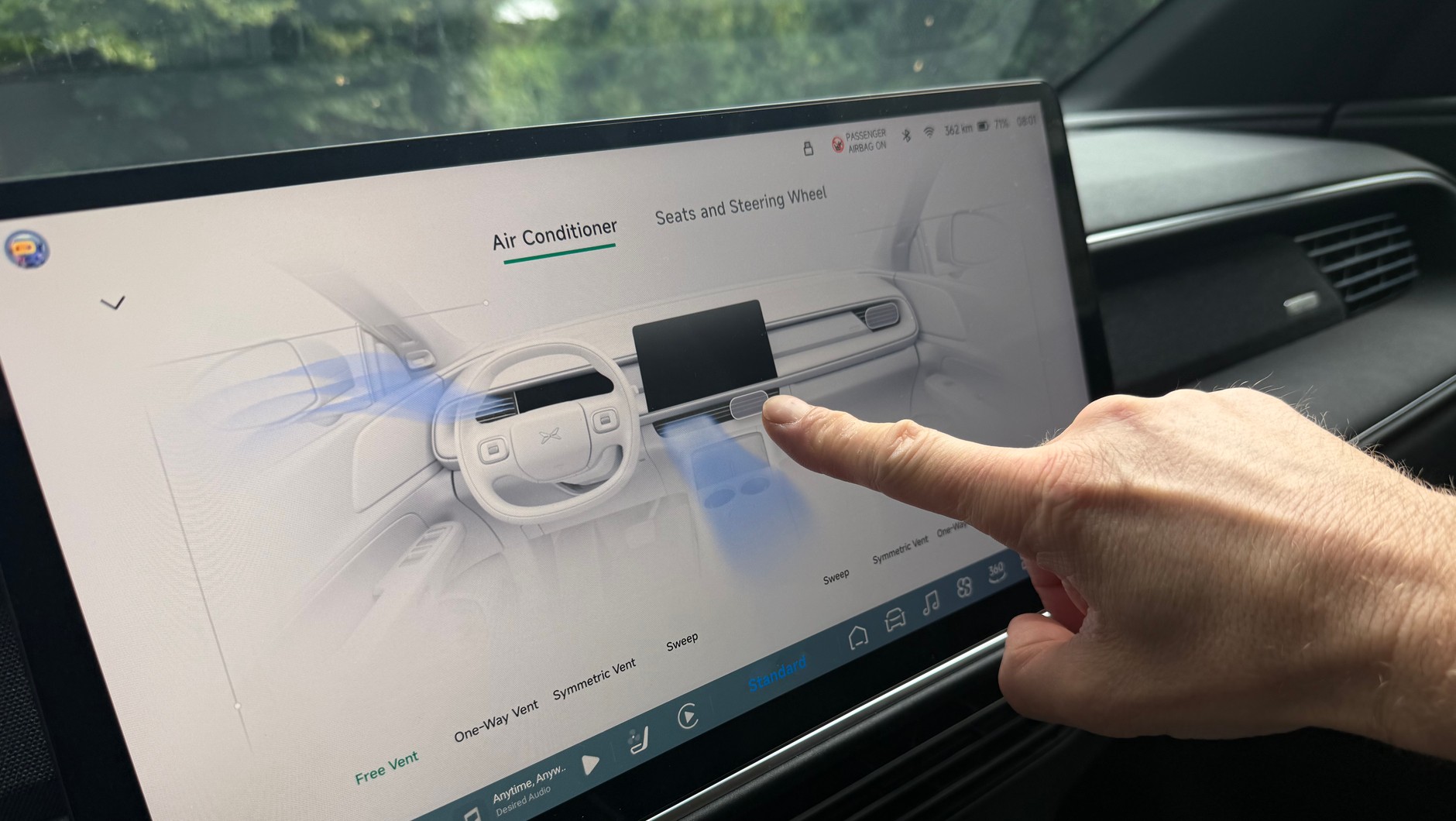 Jedno z dziwactw (być może podpatrzone przez chińskiego producenta w Porsche): sterowanie wewnętrznymi nawiewami za pomocą ekranu. Niewygodne i odrywające wzrok od drogi.