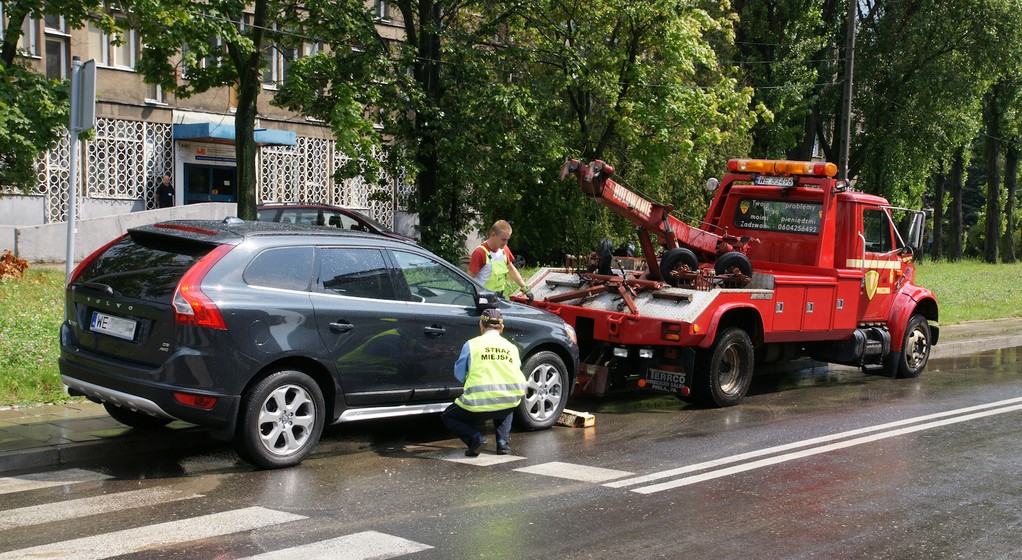 Odholowanie nieprawidłowo zaparkowanego samochodu