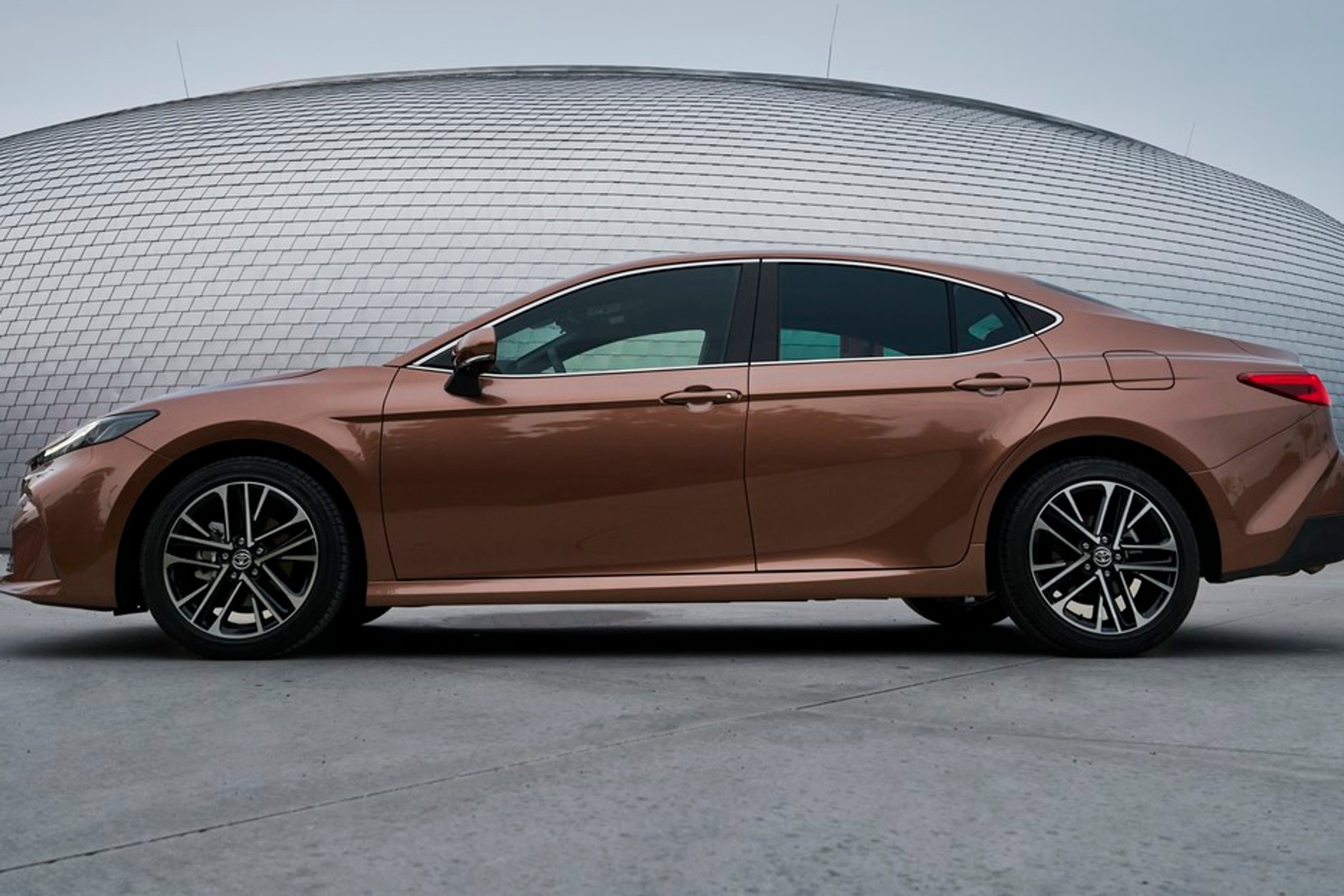 Najbardziej znany mechanik na świecie kupił swoje pierwsze nowe auto w życiu. Jak się tłumaczy?