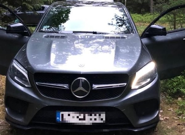 Policja odzyskała kilka aut, w tym Mercedesa o wartości 300 tys. zł i... Golfa II