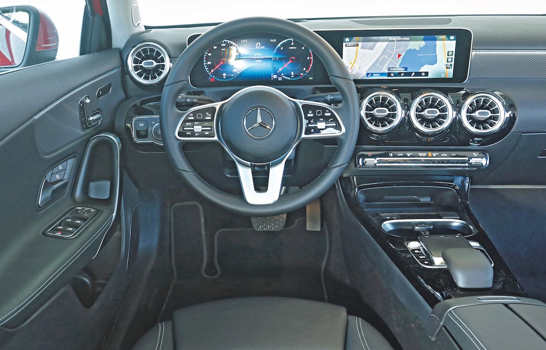 Dwa duże ciekłokrystaliczne ekrany, świetna ergonomia – do kokpitu testowanej klasy A nie mamy zastrzeżeń