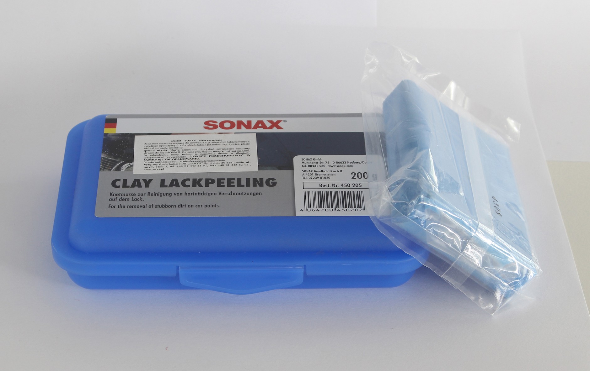 Mycie auta: łatwo zauważycie, że na lakierze po zimie  mimo mycia pozostały wtręty, kropki, wżarte zabrudzenia. Można usunąć je glinką lakierniczą: specjalną masą, którą zagniata się i pociera nią lakier zwilżony płynem do szyb