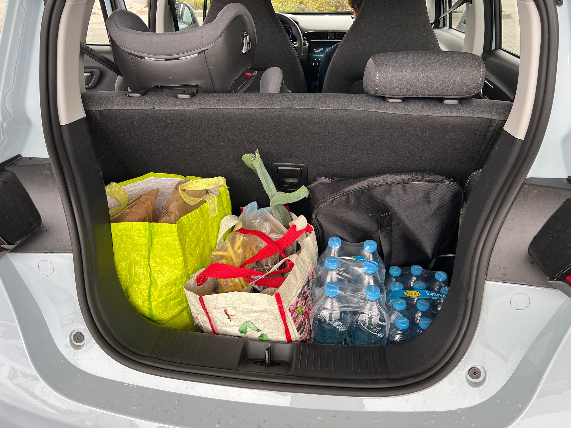 Bagażnik Leapmotora T03 na codzienne zakupy jest więcej niż wystarczający. Po złożeniu oparcia tylnej kanapy można powiększyć bagażową z 210 do 880 l