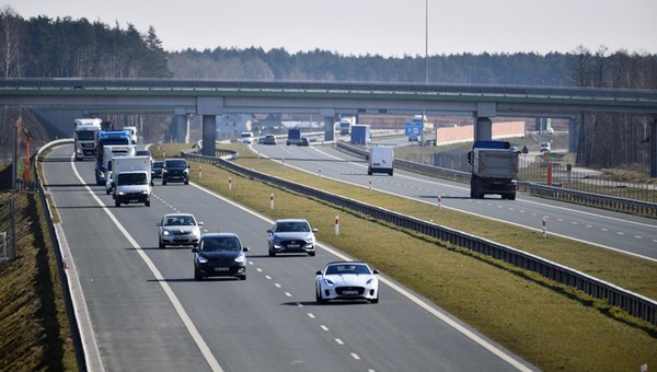 Utrudnienia w ruchu na A2. Prawy pasy tylko dla jednego samochodu