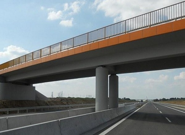 Zrzucali na auta kamienie i drewniane kołki na drodze S7 - bo się nudzili