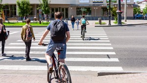 Sprawdziłem, czy rowerzyści mogą jechać obok siebie. Art. 33 daje odpowiedź. Niejasną