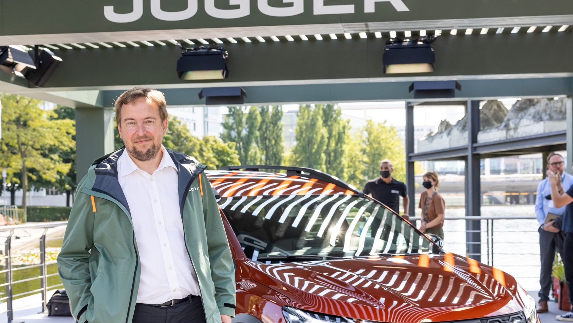 Xavier Martinet, globalny szef marketingu i sprzedaży Dacii (obok Dacii Jogger)