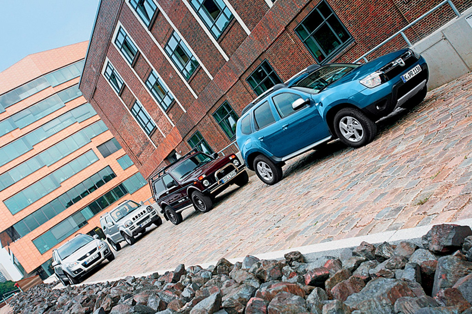 Dacia Duster kontra Łada Niva, Suzuki Jimny i Suzuki SX4: porównujemy najtańsze 4x4 na rynku