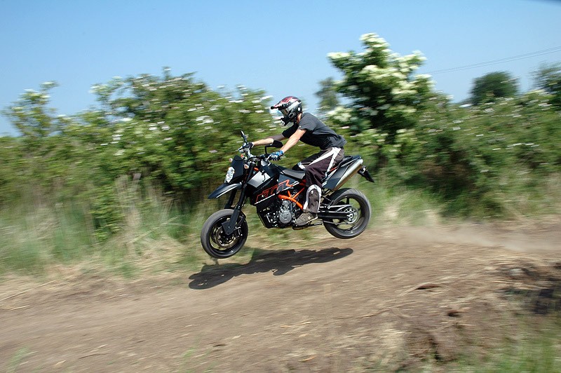 KTM 950 Supermoto R: duży dzikus (test)