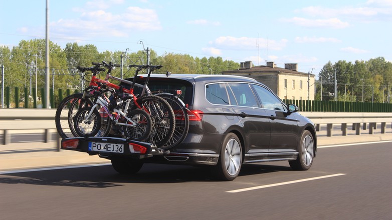 Na haku  w praktyce wygodnie wozi się do 3 rowerów. Montaż czwartego roweru już zazwyczaj jest utrudniony, a sam bagażnik i cztery rowery ważą na tyle dużo, że dodatkowe obciążenie czuć w czasie jazdy