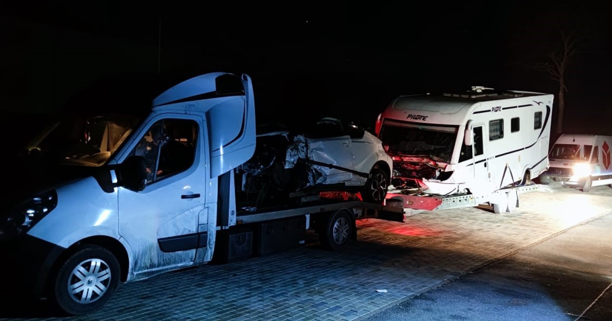 Renault Master ciągnący zestaw o długości 28 metrów