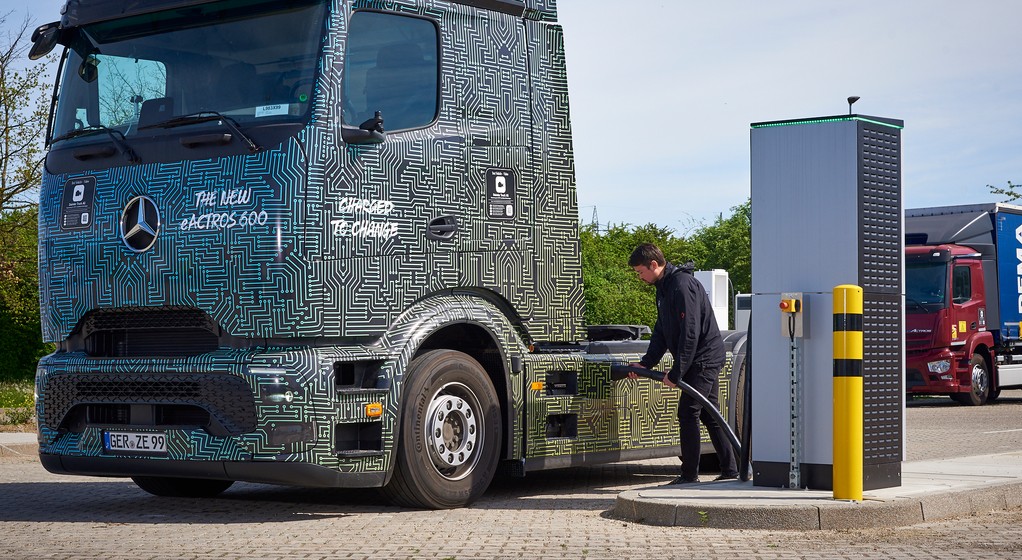 Elektryczna ciężarówka Mercedes-Benz eActros 600 (szybkie ładowanie, stacja ładowania)