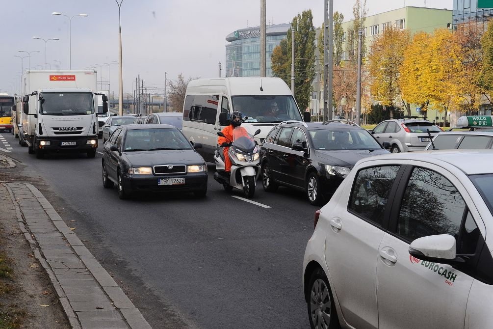 Maciek jedzie ostrożnie między autami, zadbał też o jak najlepsze zabezpieczenie przed deszczem i widoczność