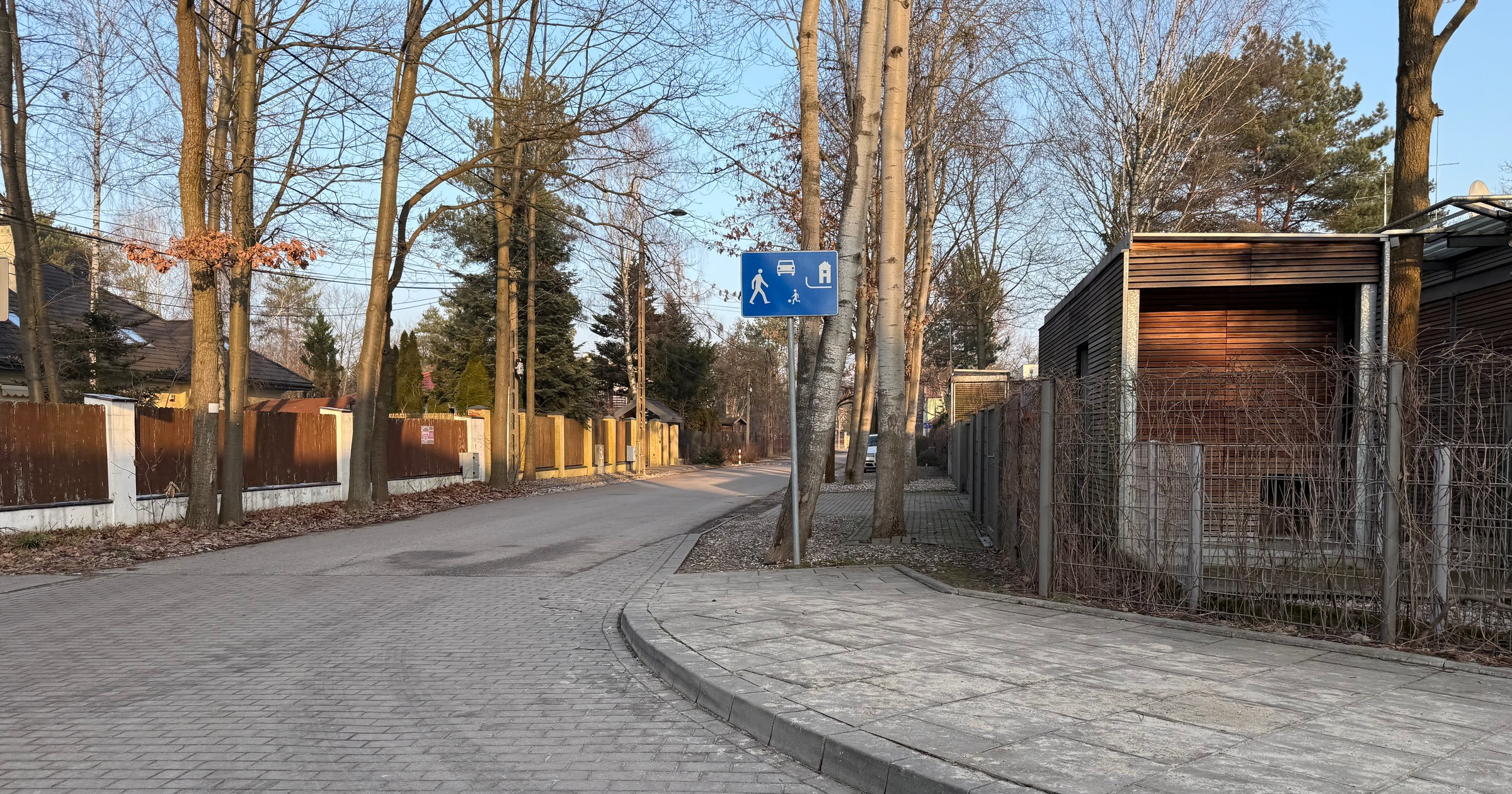 Znak D-40 z dzieckiem z piłką to ważne oznaczenie. Tu piesi są królami