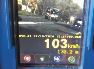 Kierowca volkswagena przekroczył prędkość. Policjanci zatrzymali go na gorącym uczynku