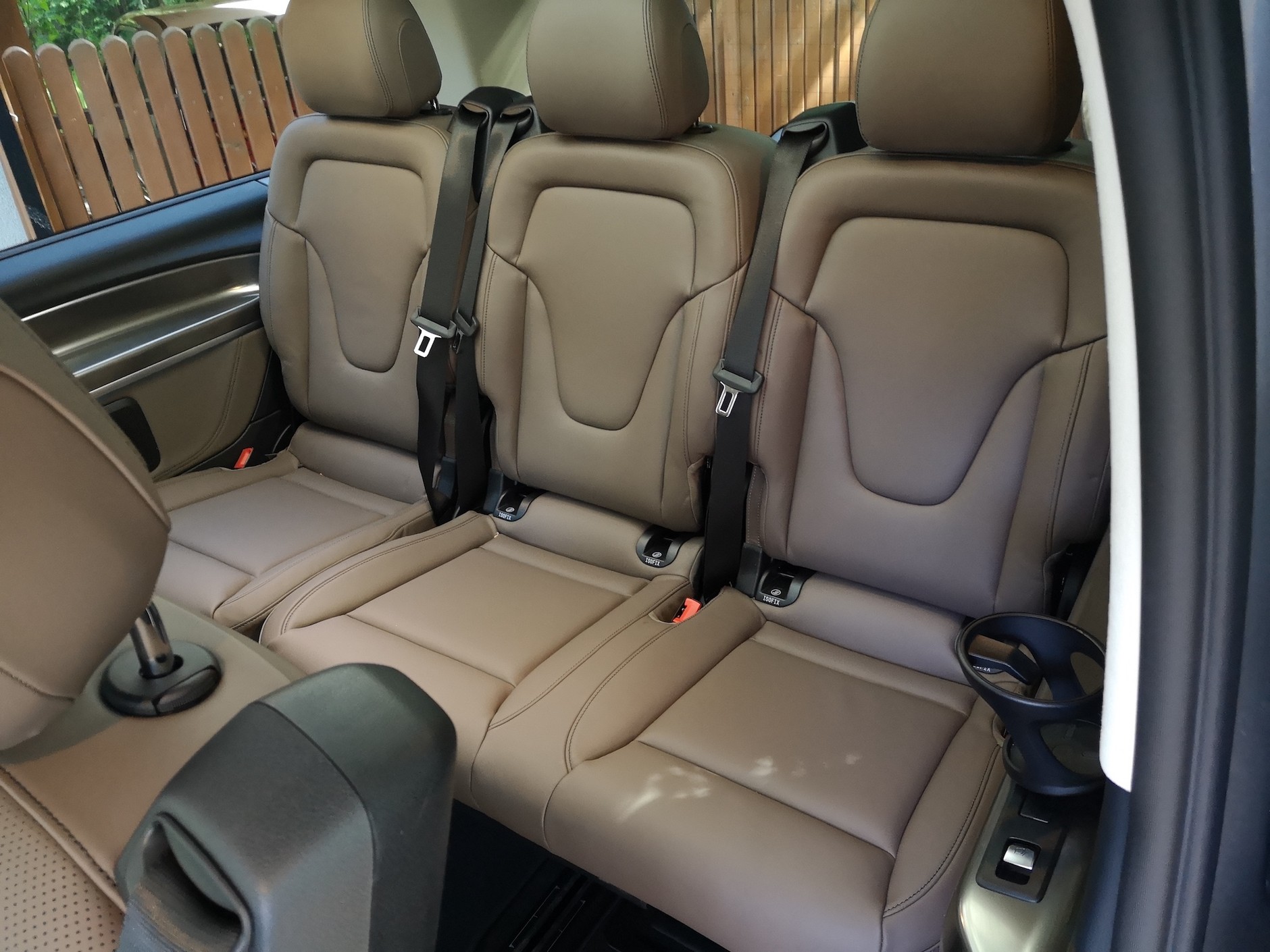 Mercedes V 300d 4Matic: tylne siedzenia skłądają się z dwóch modułów, podwójnego i pojedynczego. Można je dowolnie wypinać albo przesuwać, są niestety strasznie ciężkie