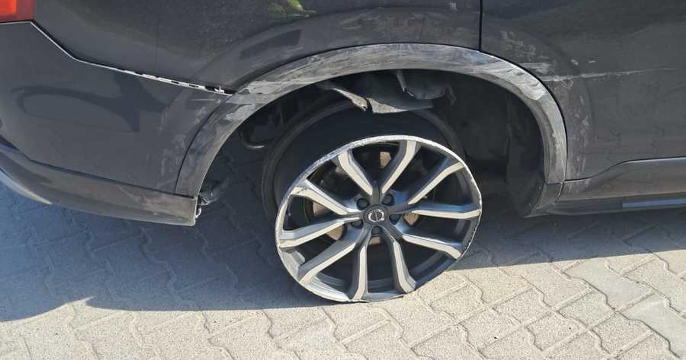 46-latka jechała Volvo bez opon