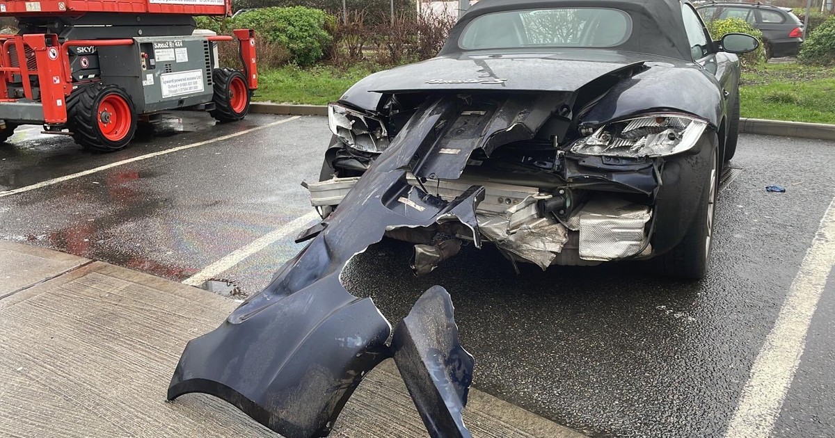 Rozbił Porsche Boxster i uznał, że po wypadku może jechać dalej